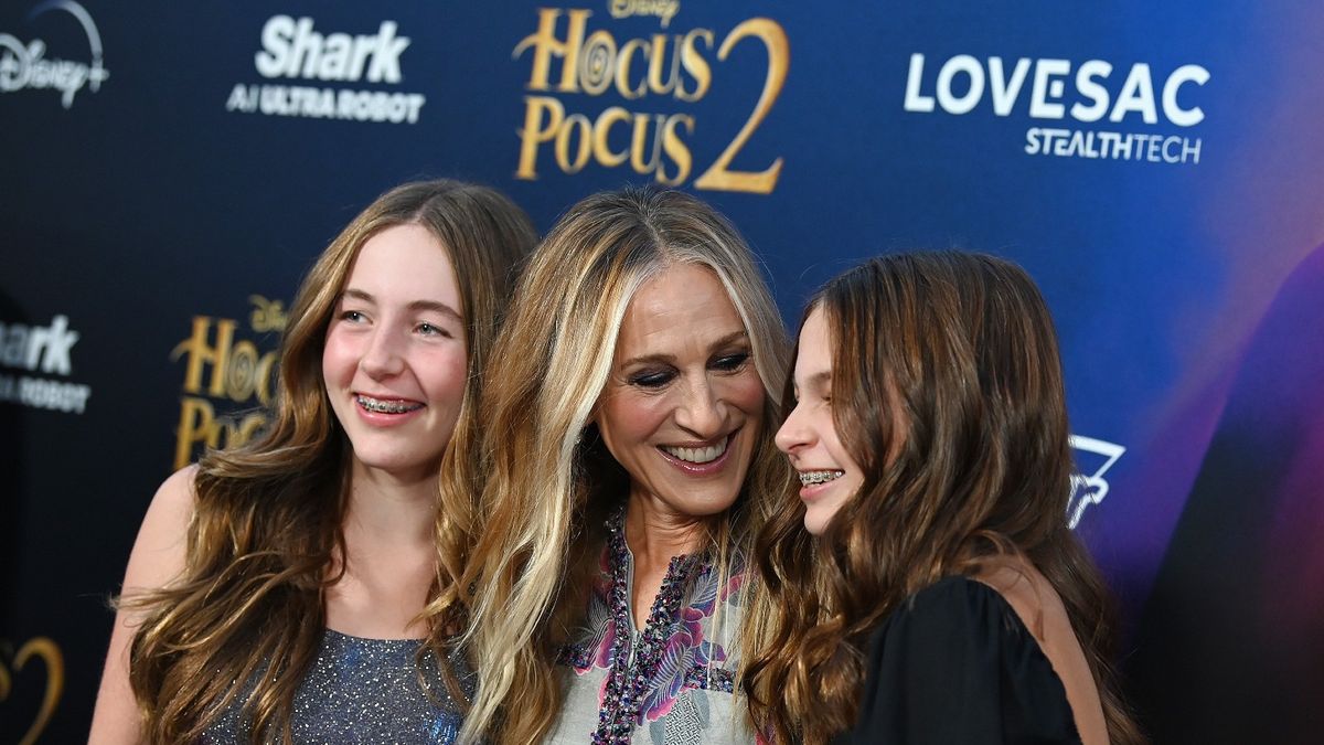 Sarah Jessica Parker's twin daughters make fashion statement at Hocus ...