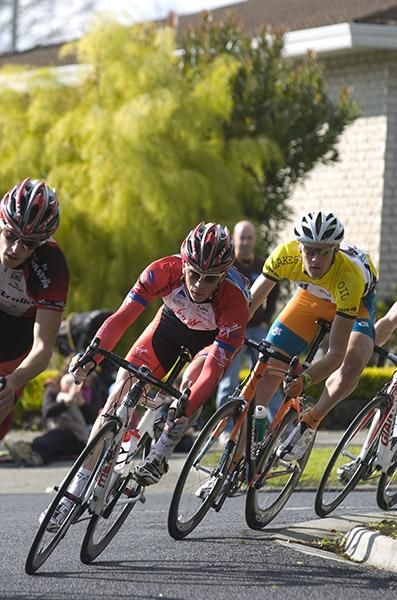 Patrick Shaw (Virgin Blue/RBS Morgan) leads tour leader Ben Grenda (Genesys Wealth Advisers) into a corner during the 39km criterium in Newborough.