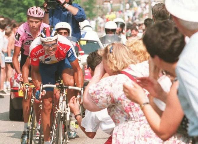 Miguel Indurain (Banesto) powering the winning break in stage 7 at the 1995 Tour. Johan Bruyneel (ONCE) would outsprint Indurain for the stage win plus yellow jersey, but Indurain would wrest the jersey away for good the next day in the 54km ITT.