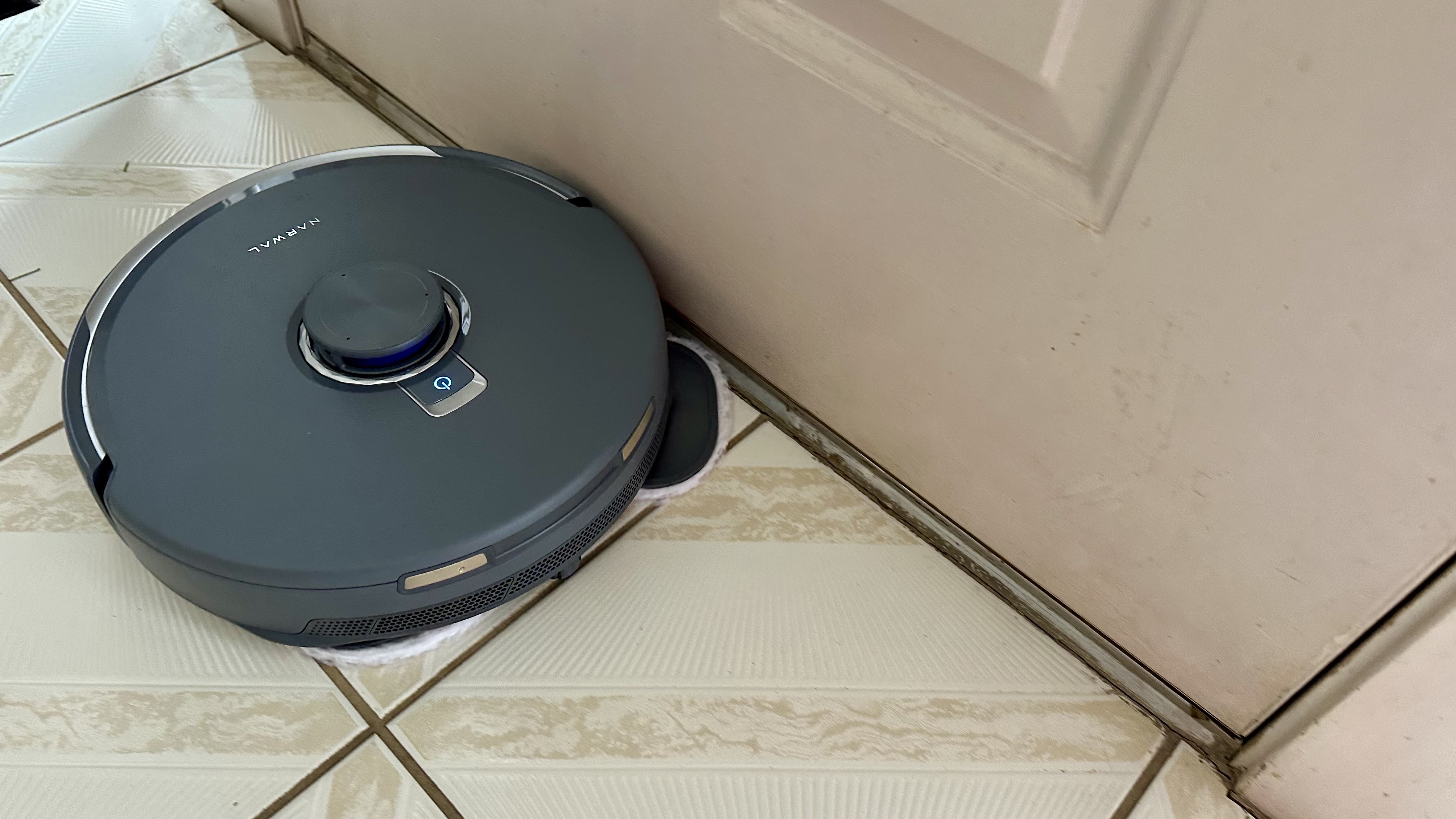 Mopping pad extension to reach edges