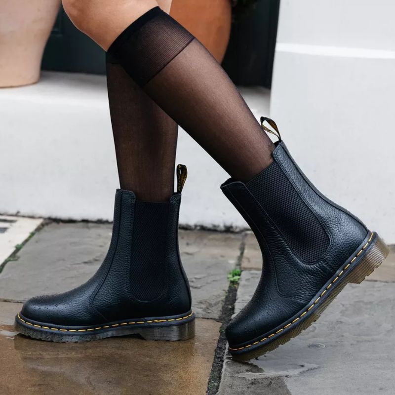 976 Hi Chelsea Boots on model