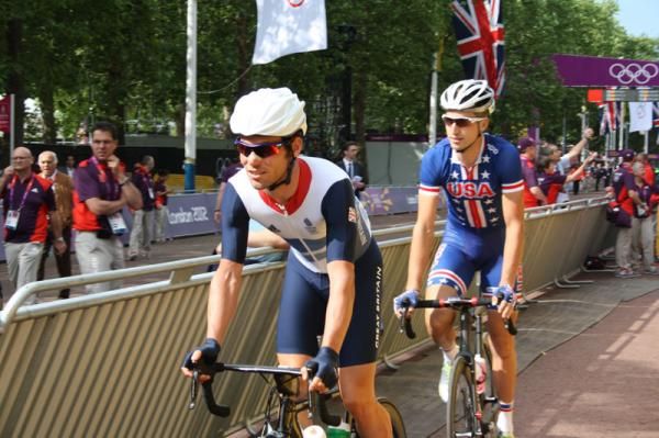 Mark Cavendish, flanked by Taylor Phinney