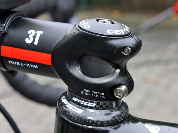 Hushovd's fork is built with a carbon fiber steerer.