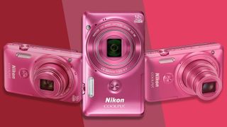 Appareil photo Nikon Coolpix S6900 rose sur fond rose