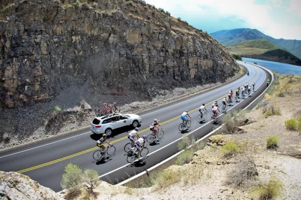 The break still has a decent gap as they get closer to the Alpine Loop.