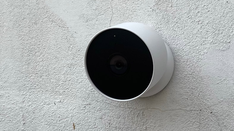 Google Nest Cam (baterai) terpasang di dinding luar
