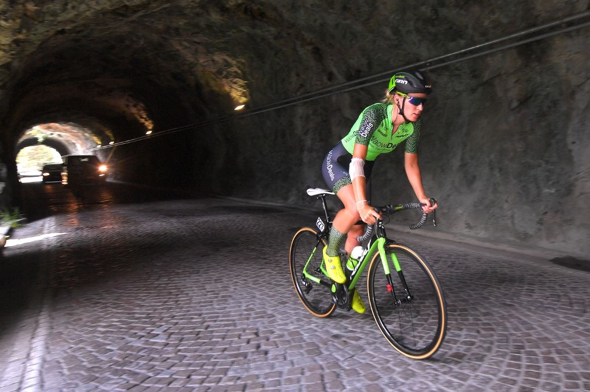 Paulien Rooijakkers (Waowdeals) in the tunnel