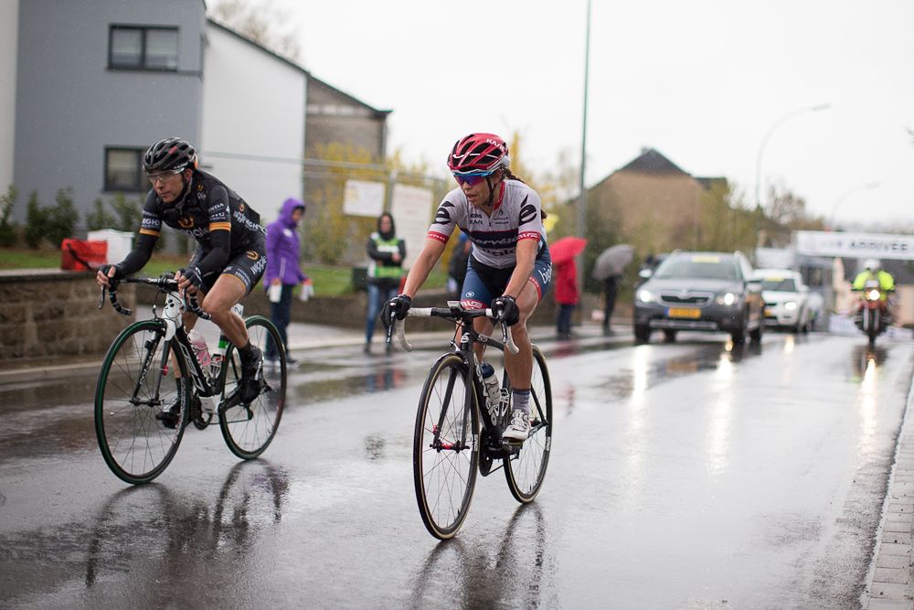 With one lap to go, the gap between Carmel Small (USA) of Cerv&eacute;lo-Bigla Cycling Team and Giorgia Bronzini (ITA) of Wiggle Hi5 Cycling Team and the chasing group started to come down