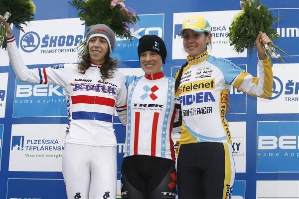 Helen Wyman, Katie Compton and Nikki Harris on the podium in Plzen