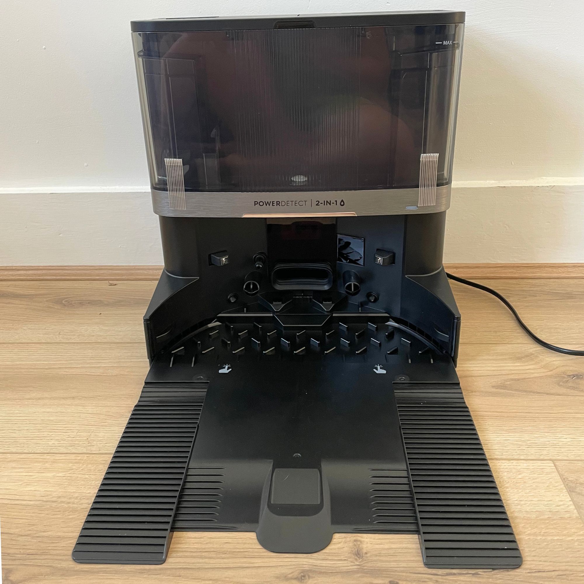 Base of the Shark PowerDetect NeverTouch Robot Vacuum and Mop RV2800YEUK