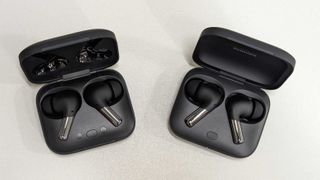 OnePlus Buds Pro sulla sinistra e Buds Pro 2 sulla destra