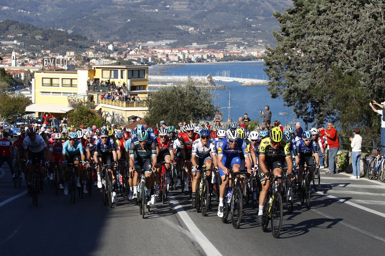 The peloton tackles the Cipressa