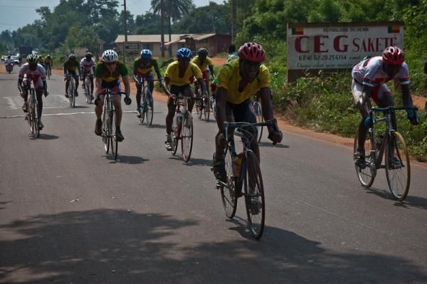 The lead group passes through the intermediate sprint, 35k from the finish line