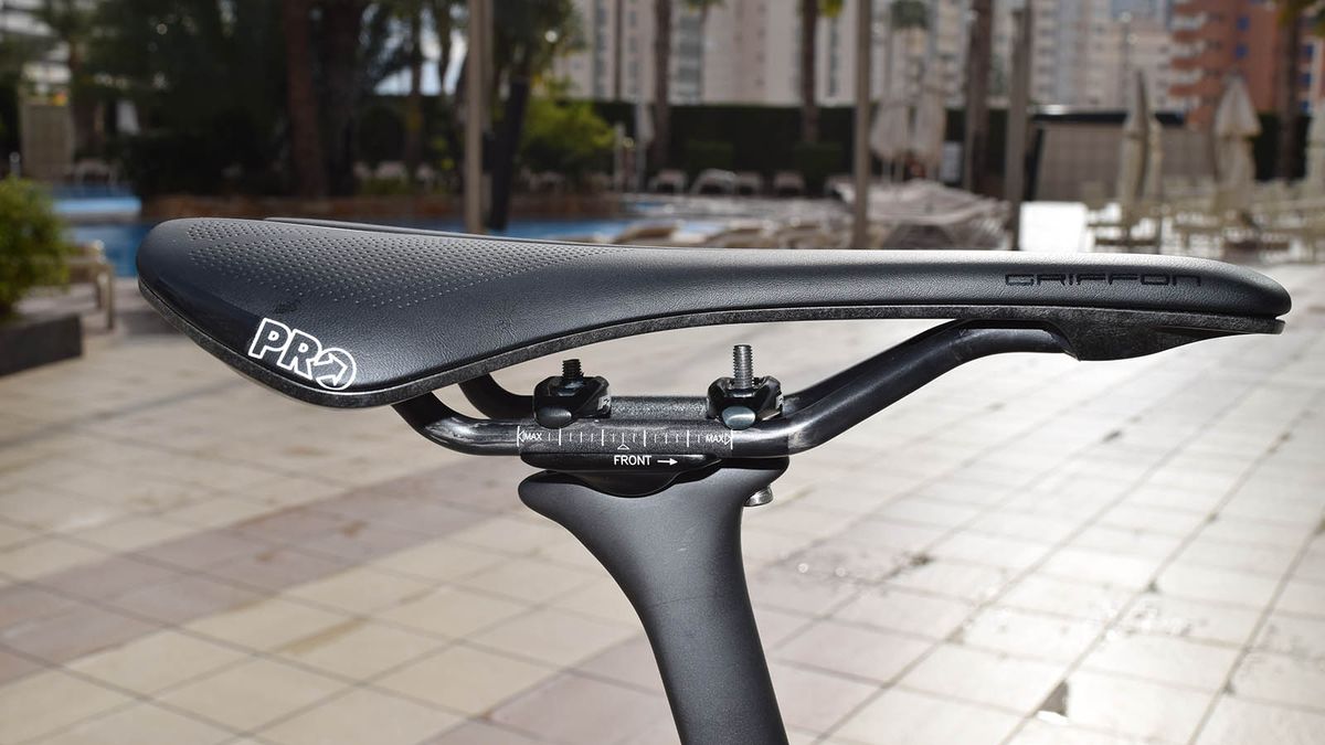 Dumoulin opts for a carbon Pro Griffon 142 saddle