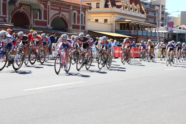 The bunch reacts to another attack in the short, 30 minute, race