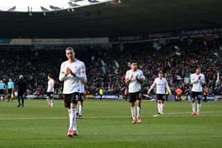 PLYMOUTH, ENGLAND - FEBRUARY 09: (SUN OUT, SUN ON SUNDAY OUT) Darwin Nunez of Liverpool acknowledges the fans after the Emirates FA Cup Fourth Round match between Plymouth Argyle and Liverpool at Home Park on February 09, 2025 in Plymouth, England. (Photo by Liverpool FC/Liverpool FC via Getty Images)