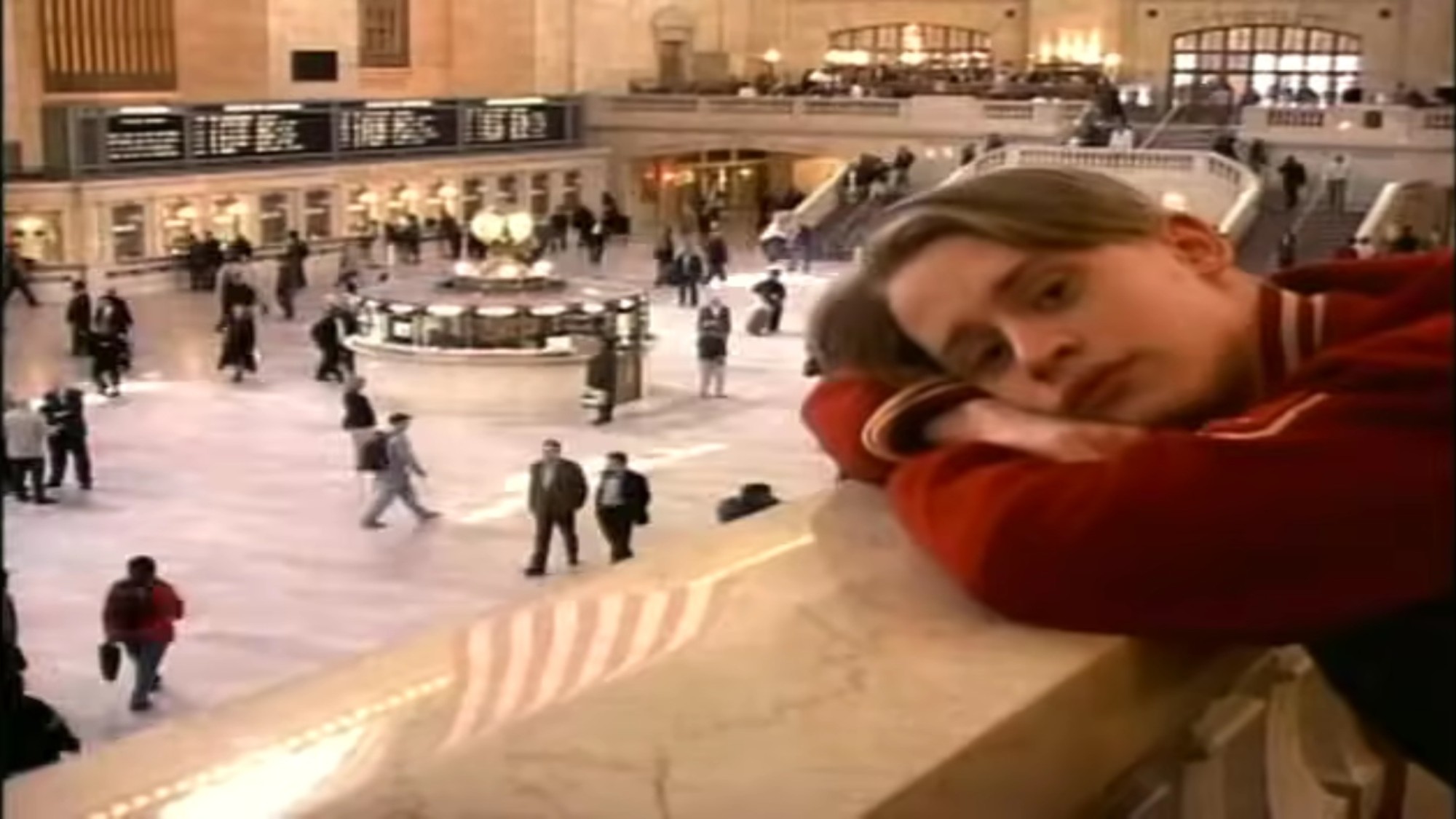 Macaulay Culkin resting his head on his arms in Party Monster