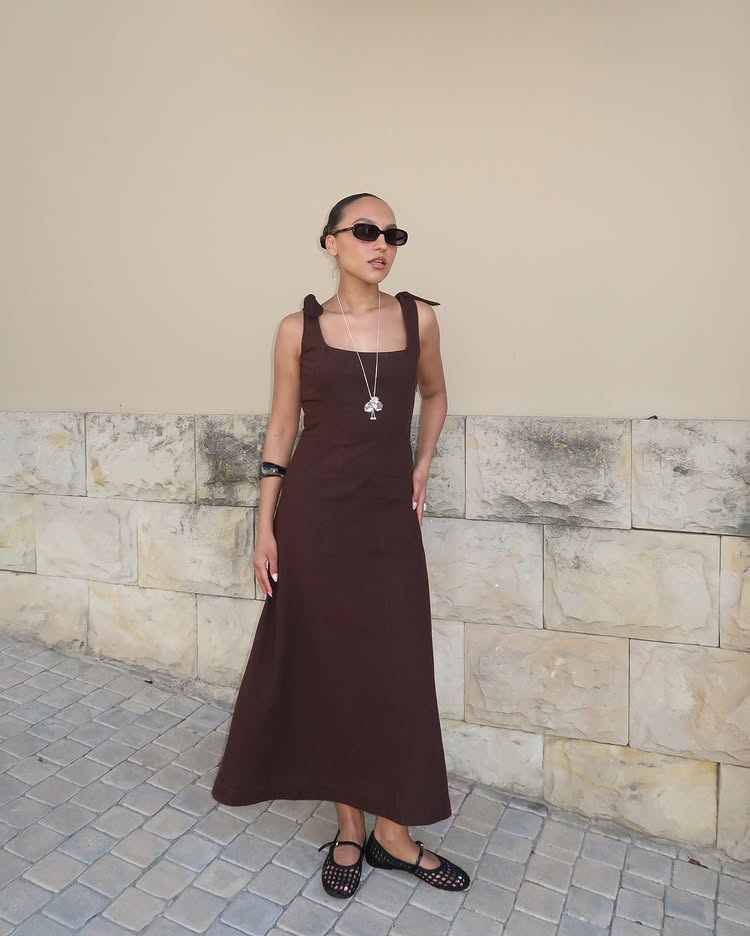 Summer Outfit Ideas 2025: @ingridedvinsen wears a brown dress with black accessories