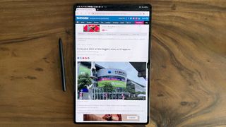 En Samsung Galaxy Tab S8 Ultra på et trebord med TechRadar-hjemmesiden på skjermen.