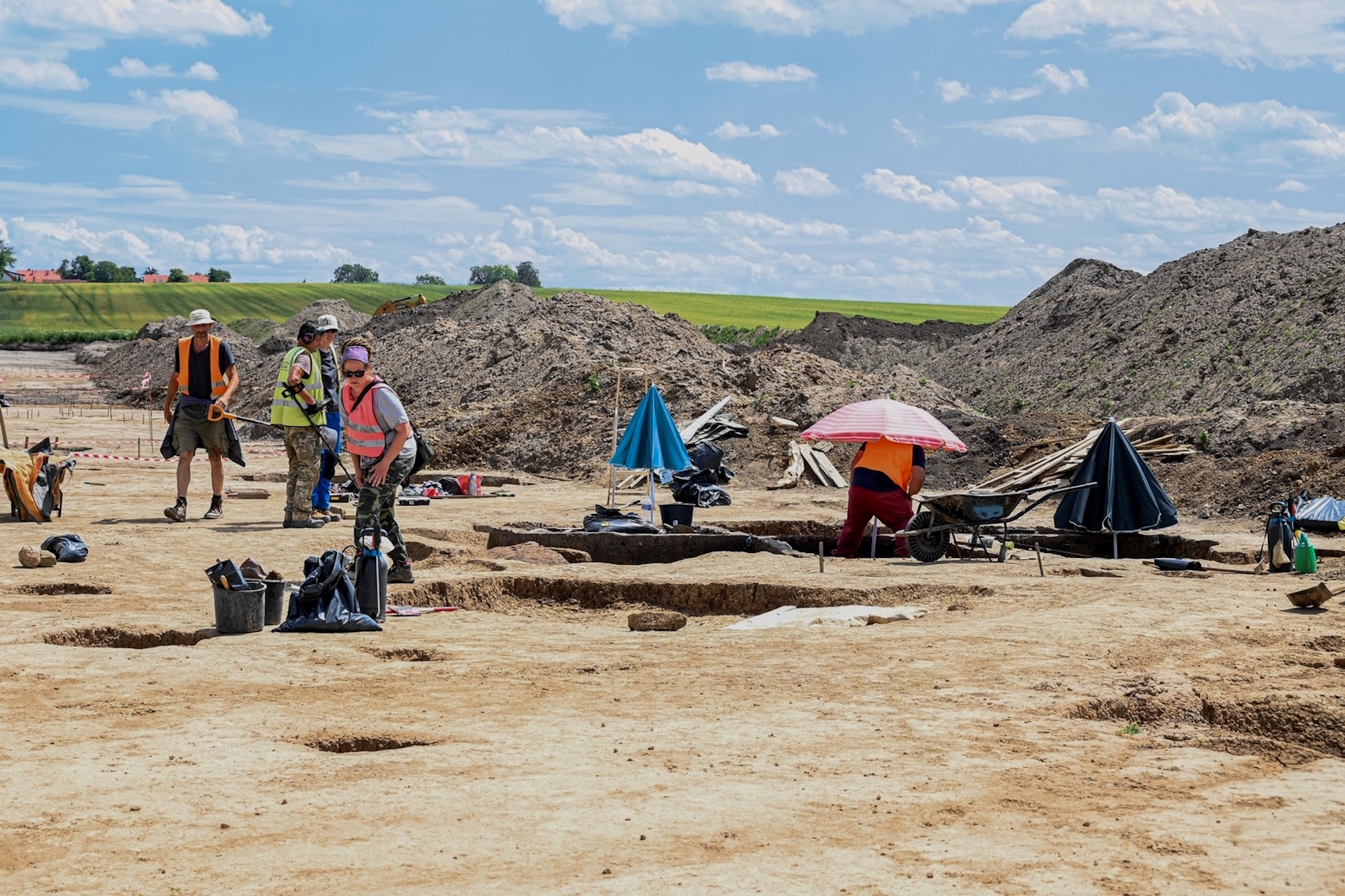 Uma foto de arqueólogos trabalhando no local da escavação.