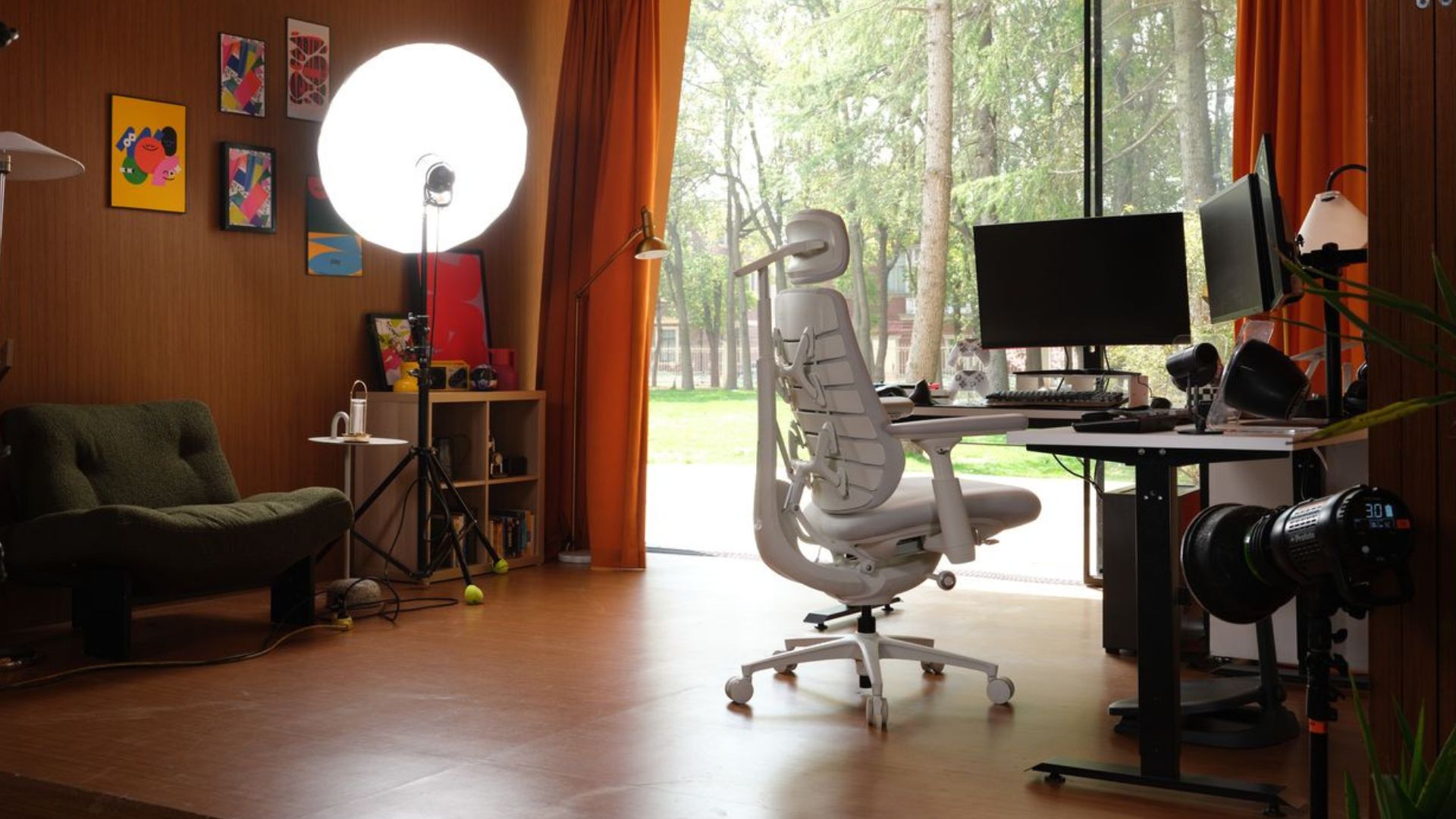 A LiberNovo Maxis chair in a gaming setup
