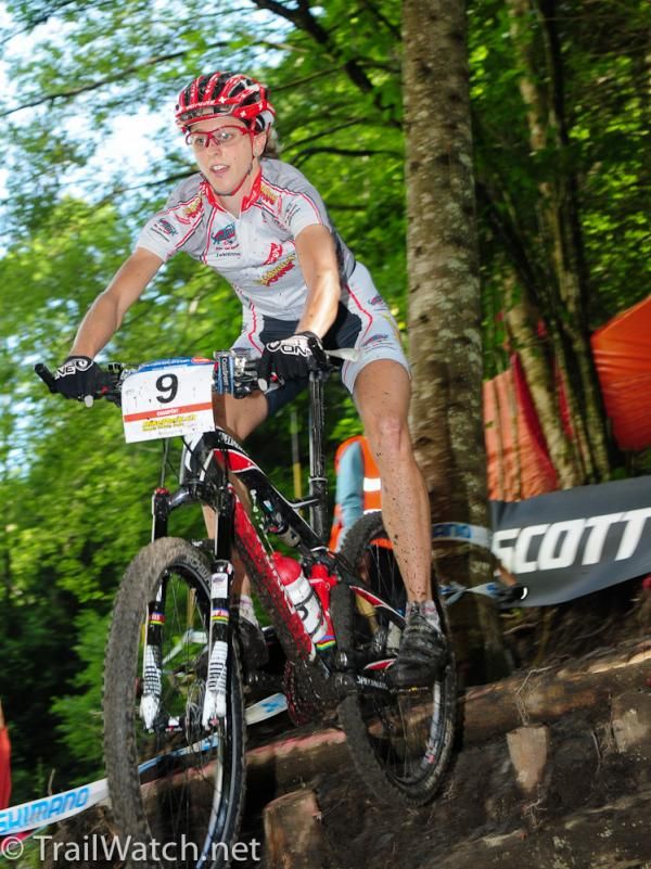 Nathalie Schneitter (Colnago Arreghini) appears to be enjoying the drops as she rides in the top 10