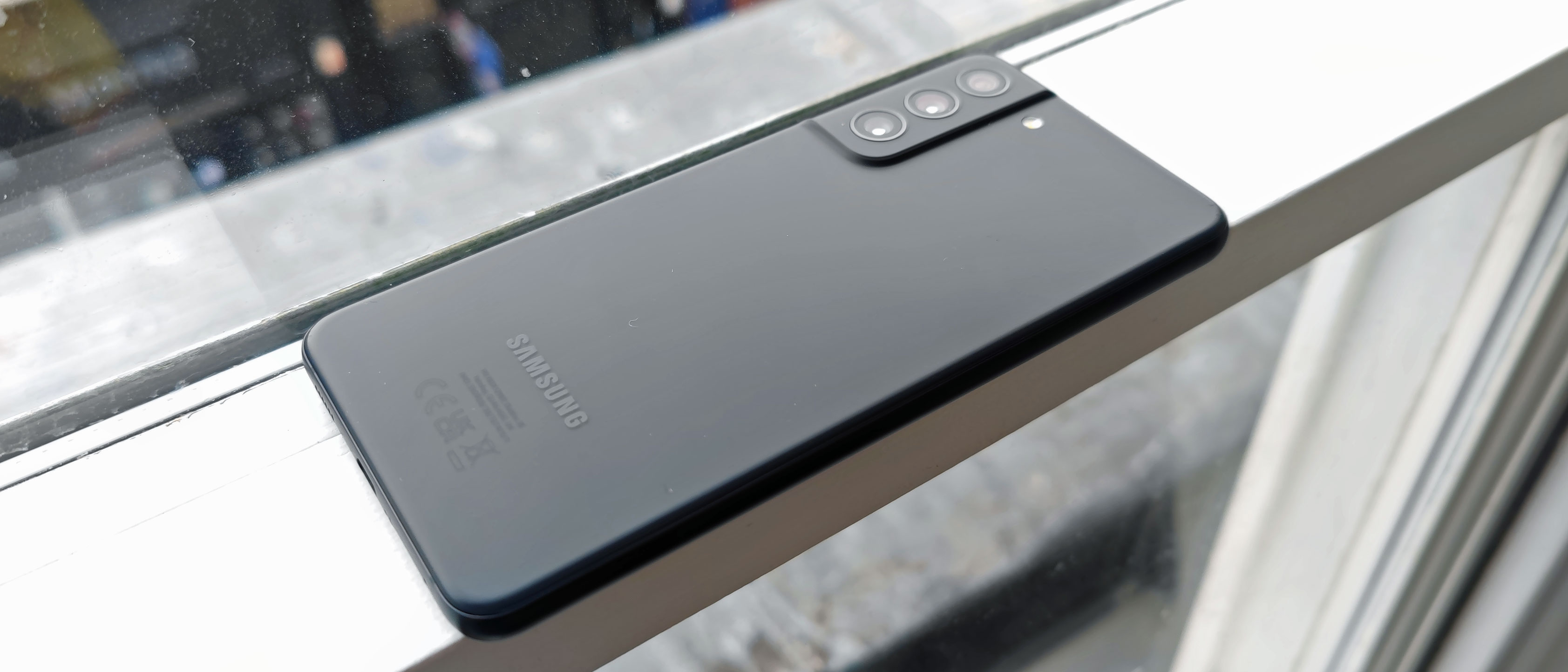 Samsung Galaxy S21 FE được đánh giá rất cao bởi cộng đồng smartphone. Nhờ sự kết hợp tuyệt vời giữa thiết kế, phần cứng và tính năng, S21 FE là một chiếc điện thoại đáng để sở hữu. Hãy xem đánh giá để biết thêm thông tin về sản phẩm này.