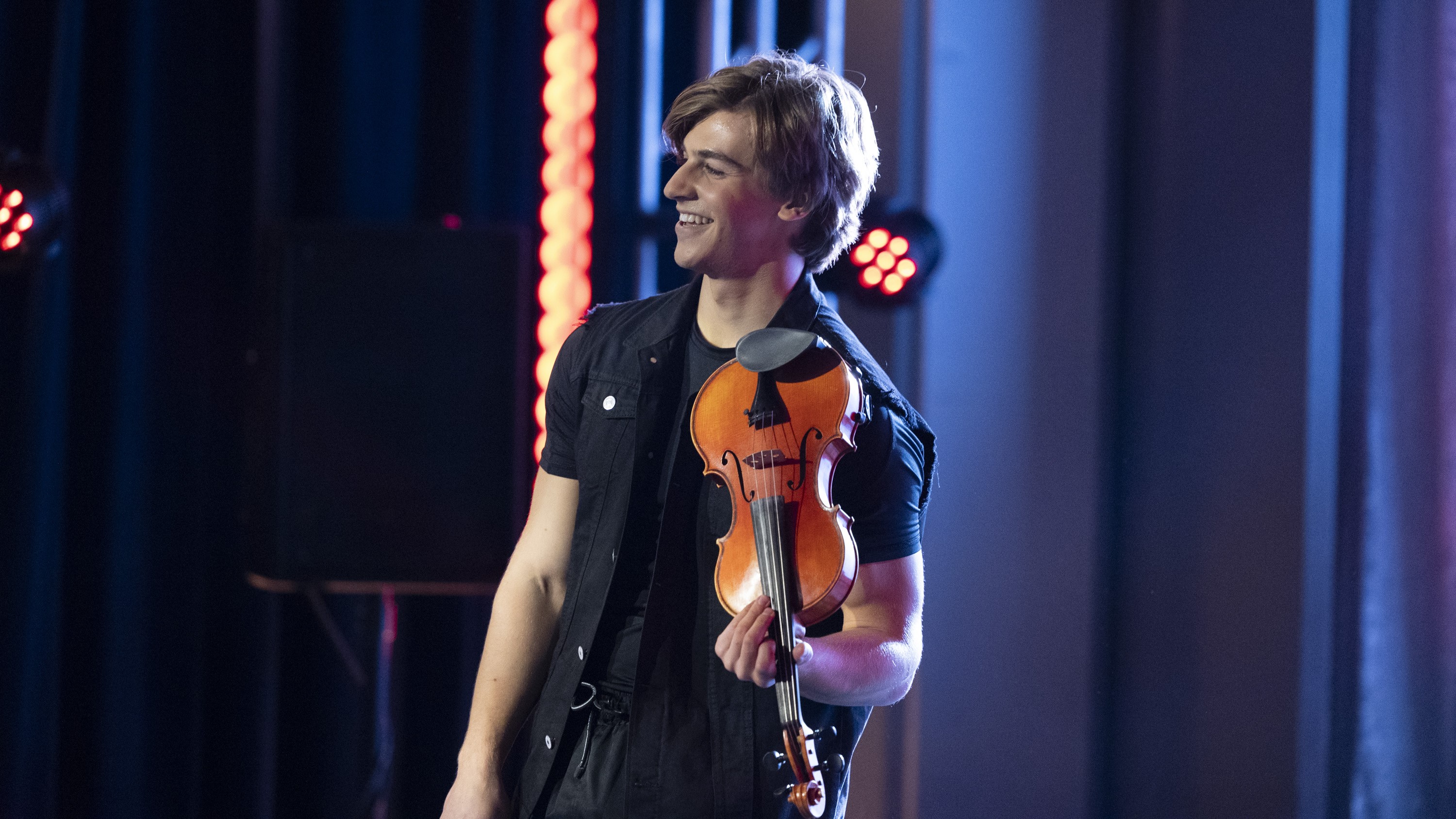 Giovanni Mazza as Gio playing the violin in General Hospital