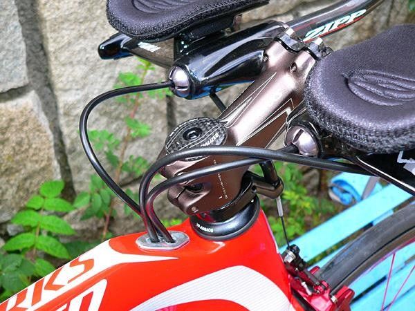 All of the cables are cleanly routed through fully guided nylon tubes just behind the head tube.