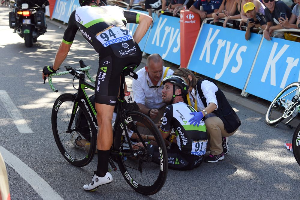 Mark Cavendish talks to teammate Bernhard Eisel