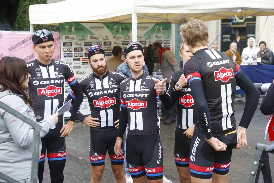 The Giant-Alpecin team wait to sign on