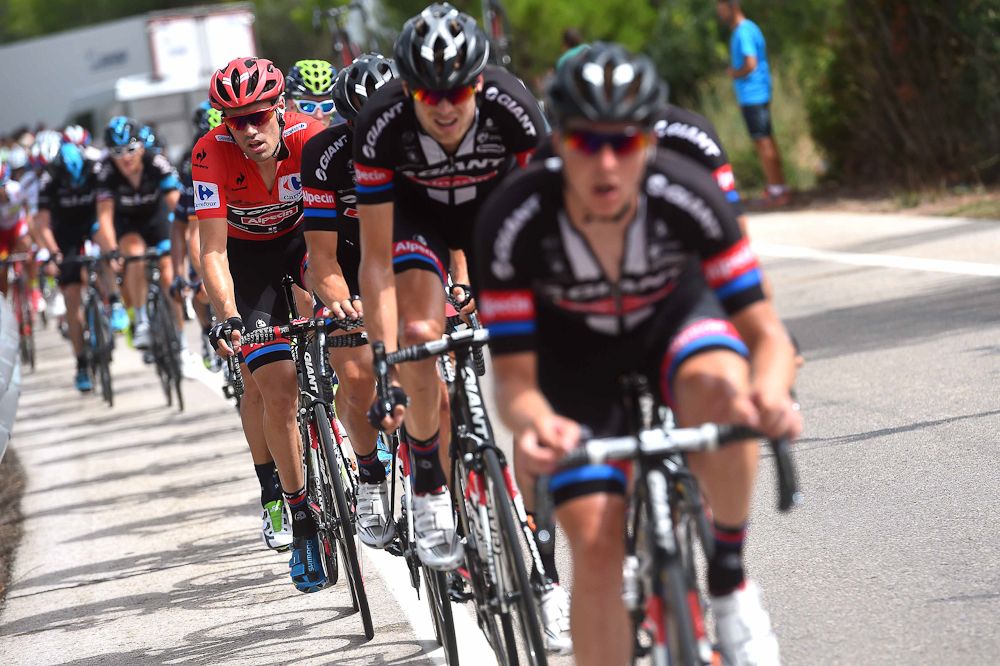 Giant-Alpecin work to protect Dumoulin's lead during stage 10