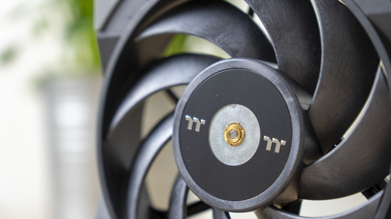NF-A12x25 vs. Thermaltake Toughfan 12