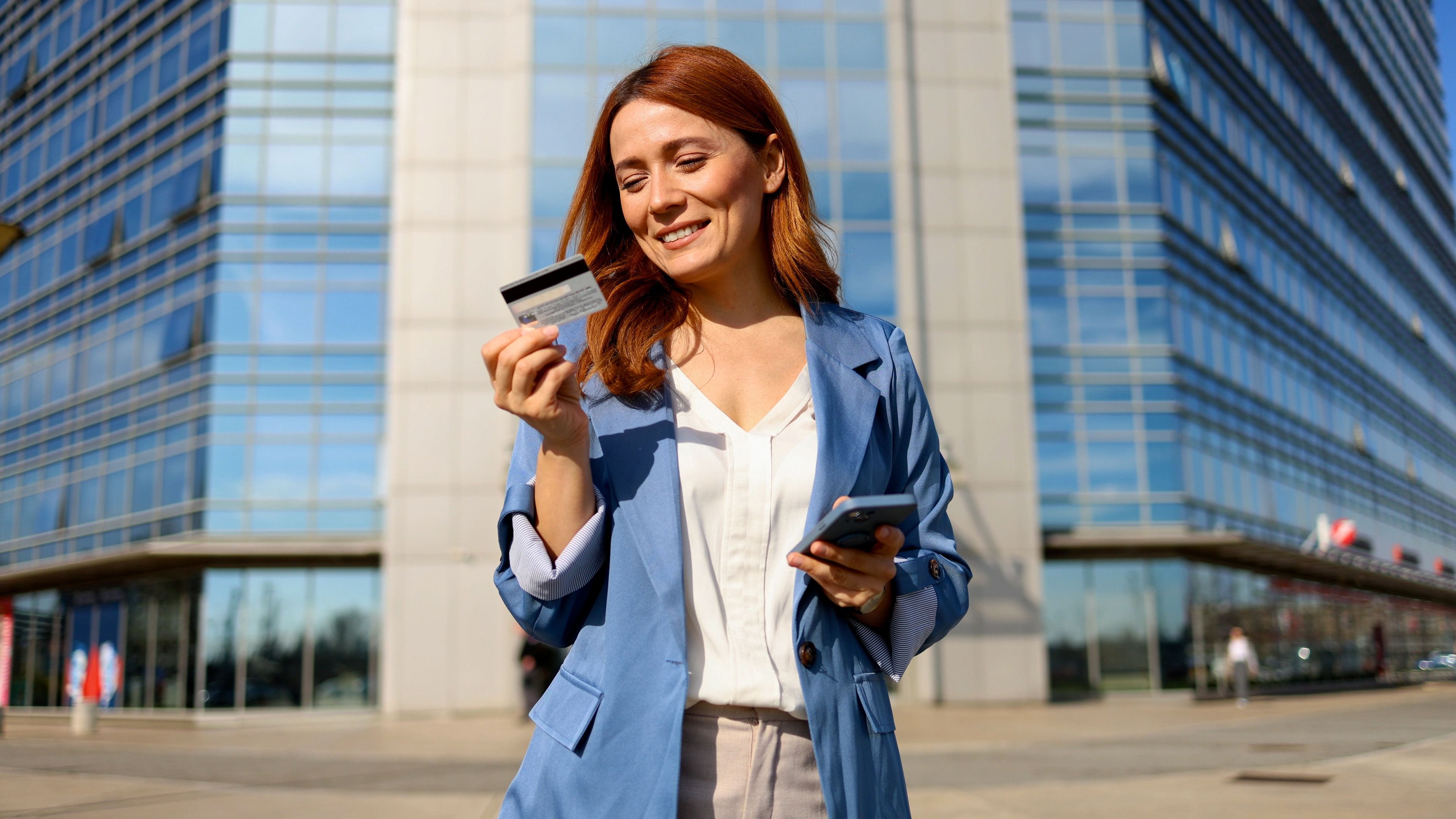 Woman using best bank switching offers to move money to new bank