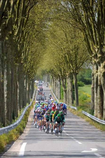 Team Europcar sets tempo at the head of the peloton