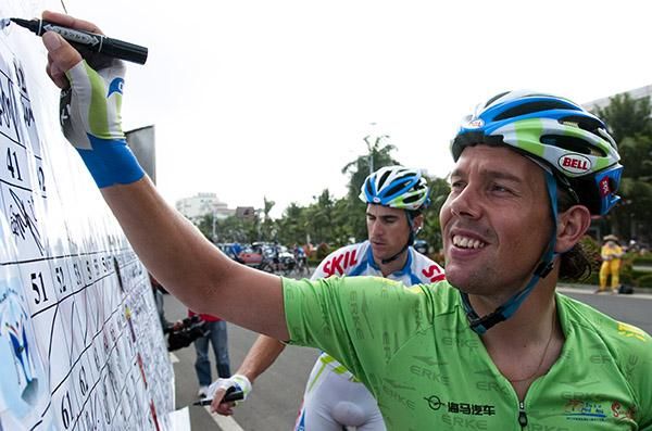 Kenny 'The Hummer' Van Hummel (Skil-Shimano) signs on in Danzhou. Van Hummel scored in yesterday's stage into the city.