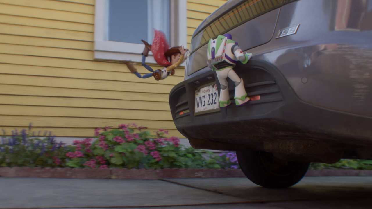 トイ・ストーリー5の車の後部に座るウッディとバズ