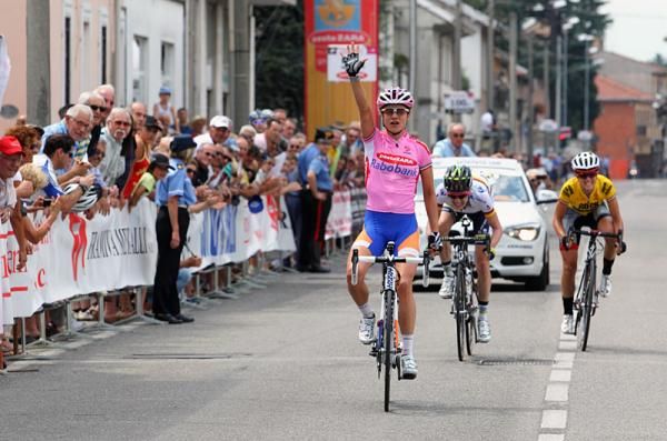 Giro Donne leader Marianne Vos won stage 8 from a three-rider breakaway to notch her fifth victory of the race.