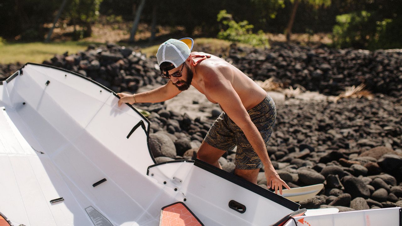 Man setting up Oru Kayak