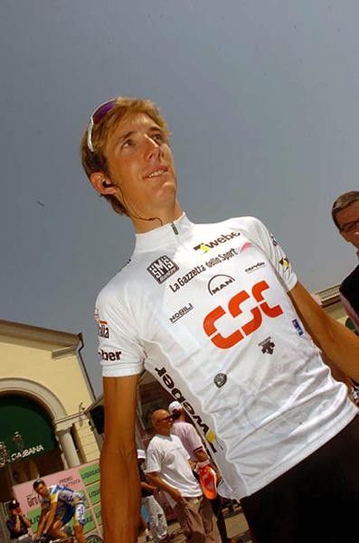 Andy Schleck (Team CSC) in the Maglia Bianca at the start.