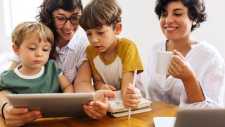 Familie der ser YouTube-indhold på tablet - YouTube-downloade
