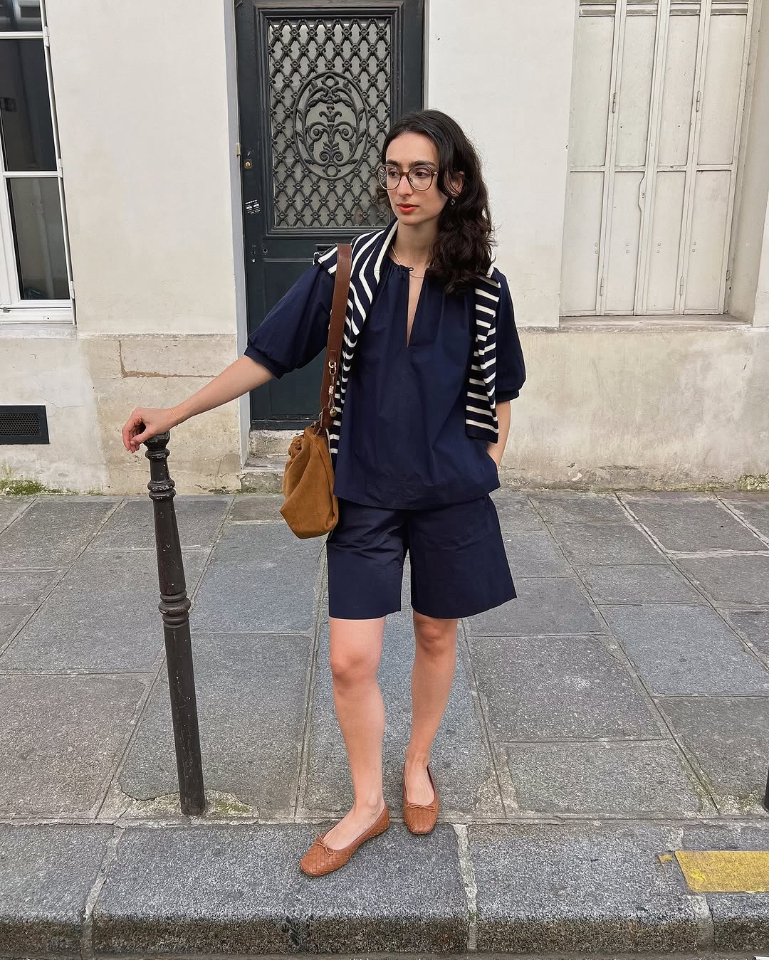 All navy outfits - influencer wearing bermuda shorts and matching blouse