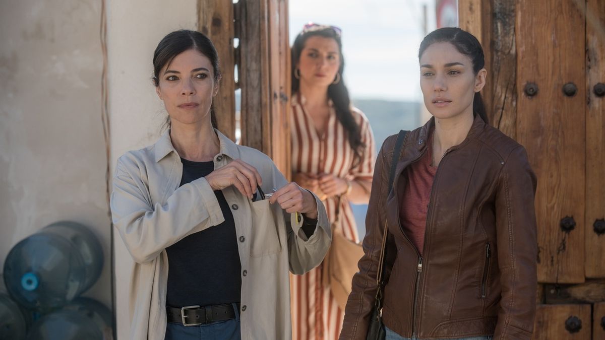 Civil guard sergeant Lucía Gutiérrez (Maribel Verdú) and U.S. special agent Magaly Castillo (Mariela Garriga) arrive in the village of Morón de la Frontera to investigate a suicide and a disappearance in &quot;When Nobody Sees Us&quot;