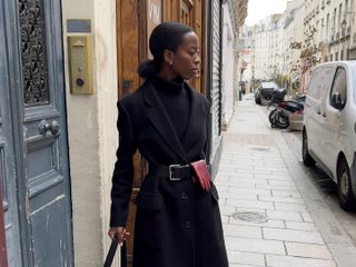 Fashion influencer @sylviemus_ in Paris wearing a chic winter outfit with on-trend accessories.