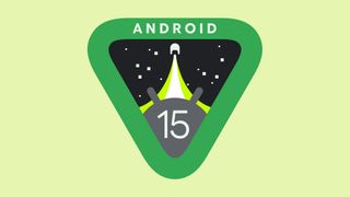 En Android 15-logo mot en ljusgul bakgrund.