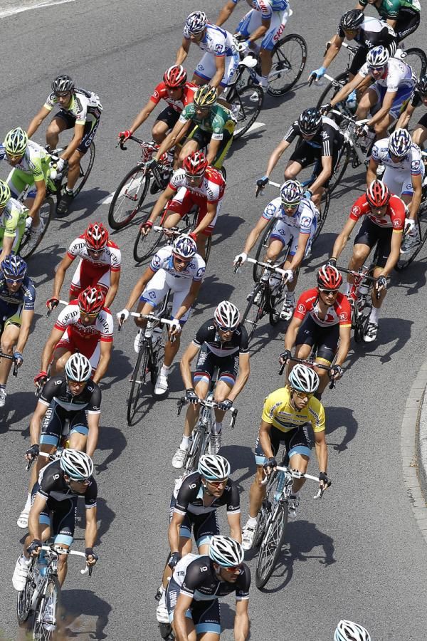 Linus Gerdemann (Leopard Trek) rides in the pack