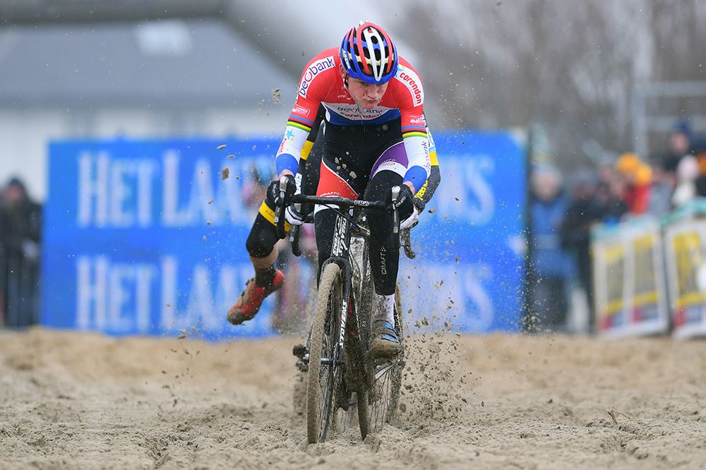 Mathieu van der Poel(Beobank-Corendon) powers through the sand