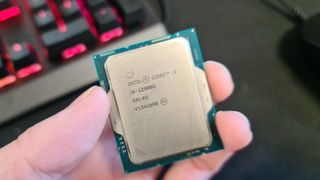 Intel Core i9 12900k z bliska z odsłoniętym chipem