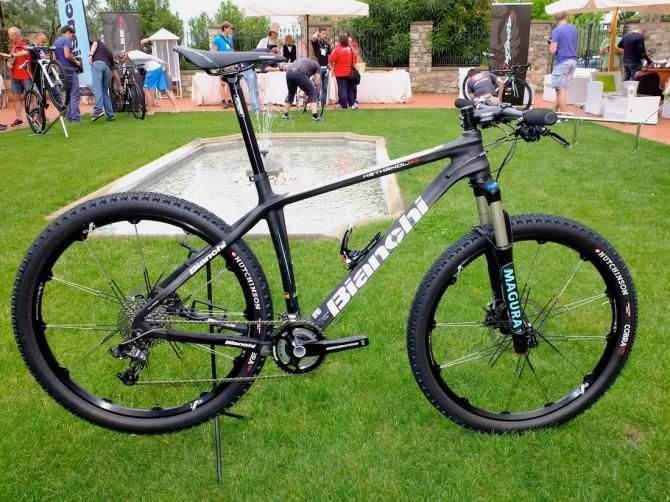 The Methanol SX shares many of the SL's features except for the dual function seat mast, higher modulus carbon fibre and Ti Net protection