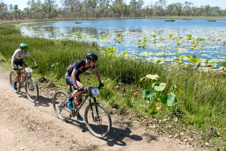 Stef de Louwere leads Annemiek van Vleuten